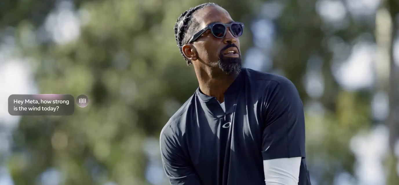 JR Smith trägt die intelligente Oakley Meta IA Brille auf dem Golfplatz